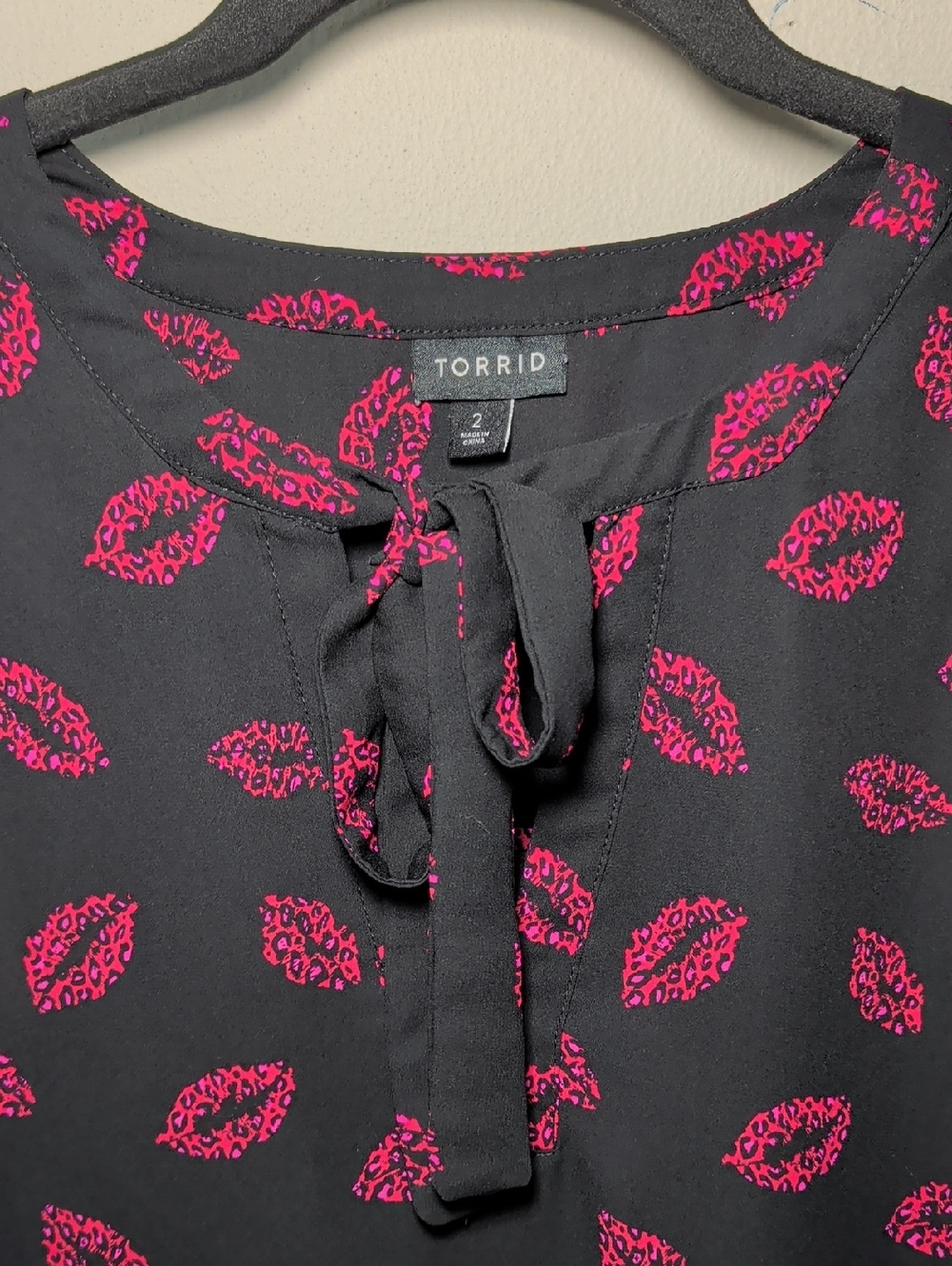 Torrid Georgette Bow Tie Blouse Black + Pink Lips Print Office Women's Size 2x - Picture 3 of 5